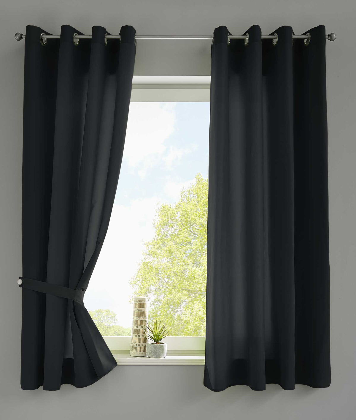 2er Set Vorhänge Schal Ösen »Berlin« Microsatin Lichtdurchlässig Uni Matt 20405N2 Schwarz HxB 175x140 cm Vorhang 20405N2schwarz-175_83b9b00f-d5cd-483a-8f26-9e923089e29d | girdainenbox.com
