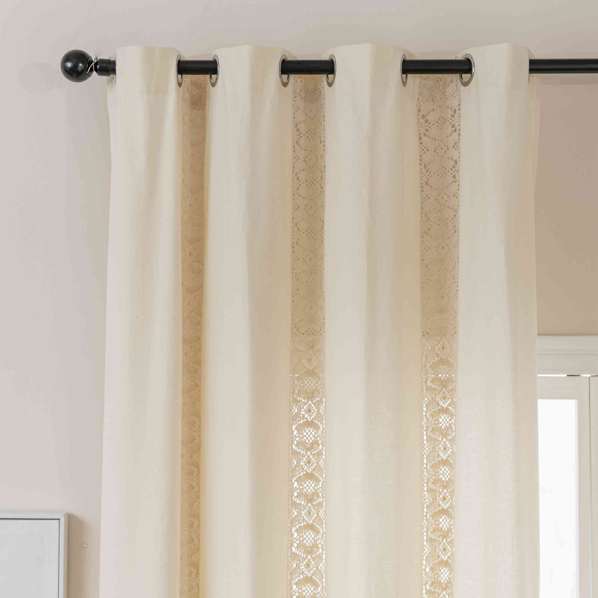 2er Set Vorhang Ösen »Osaka« HxB 245x140 cm Creme 100% Baumwolle Linenlook Makrameespitze Bommeln Raffhalter Gardinen Vorhang 3F3A7216_c22abdd1-286e-4044-aad5-77f2cea01c85 | girdainenbox.com