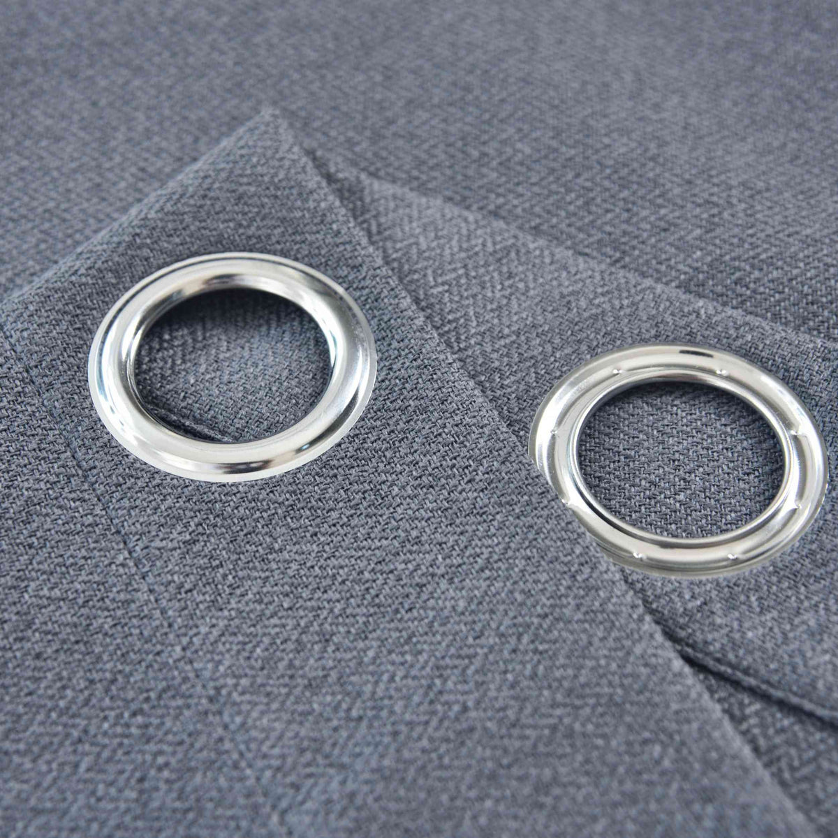 2er Set Verdunkelungsvorhänge Ösen Raffhalter 100% Verdunkelung Blackout »München Dark« Dreischichtige Bindung Fischgrätmuster 202410-2 Vorhang Img7028_67236b30-c5bf-47cf-8584-9635f901a29f | girdainenbox.com