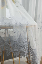 Gardine Raschel Stickerei Design »Florenz« Multiband für Gardinenschiene und Gardinenstange Elegante Fensterdekoration 2023200 Gardinenschal 593A0099 | girdainenbox.com